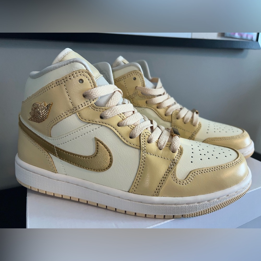 Air Jordan 1 Mid SE “Pale Vanilla/Metallic Gold” Womens